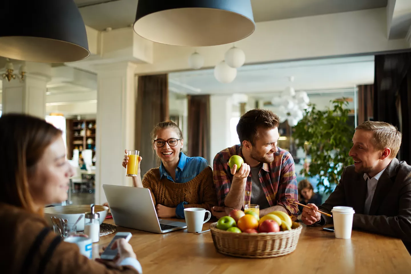 Collaborateurs réunis autour d'une corbeille de fruits illustrant le bien-être, la cohésion et la convivialité en entreprise.